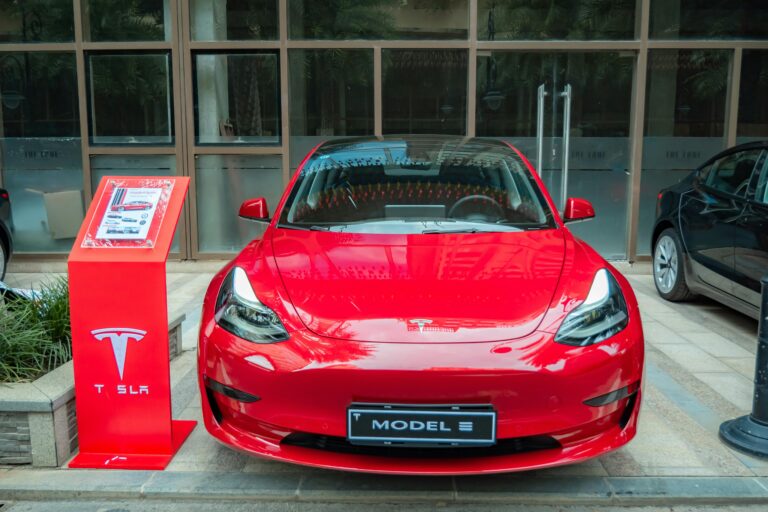 История бренда Tesla: От стартапа до лидера рынка История бренда Tesla